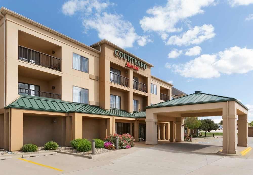 Courtyard By Marriott Bloomington Normal Hotel Екстериор снимка