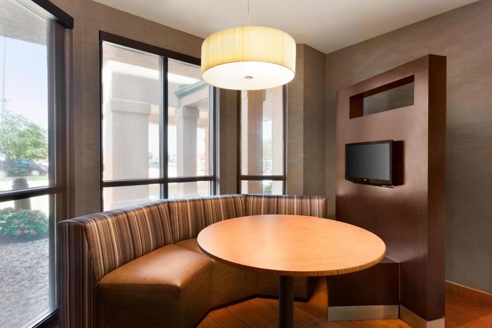 Courtyard By Marriott Bloomington Normal Hotel Екстериор снимка