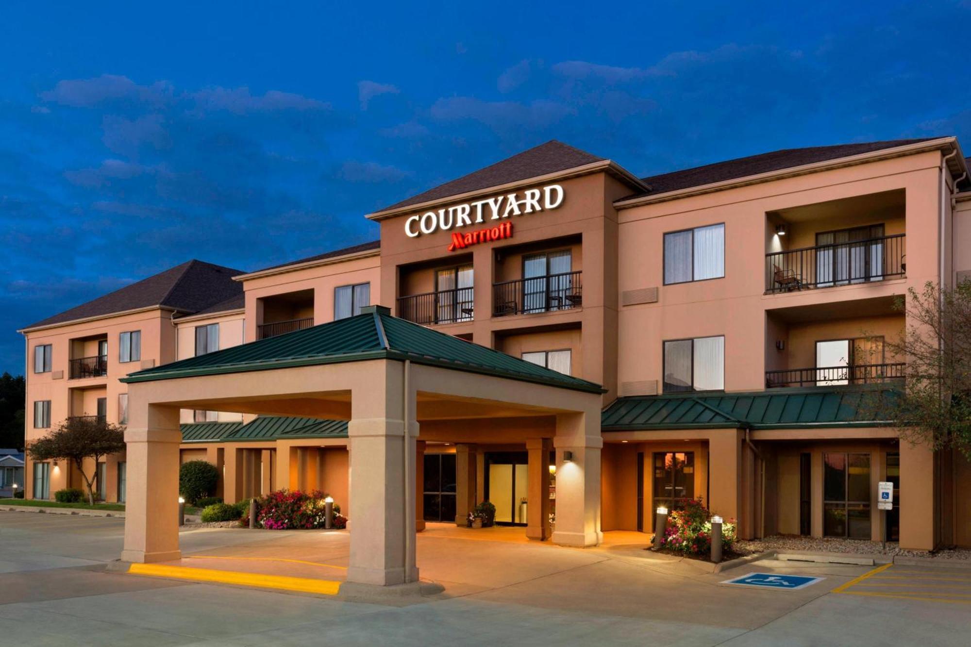 Courtyard By Marriott Bloomington Normal Hotel Екстериор снимка