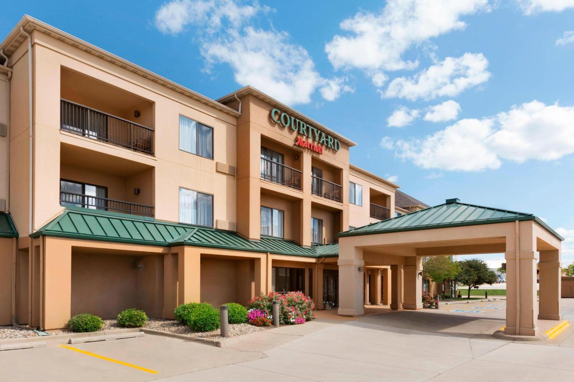 Courtyard By Marriott Bloomington Normal Hotel Екстериор снимка