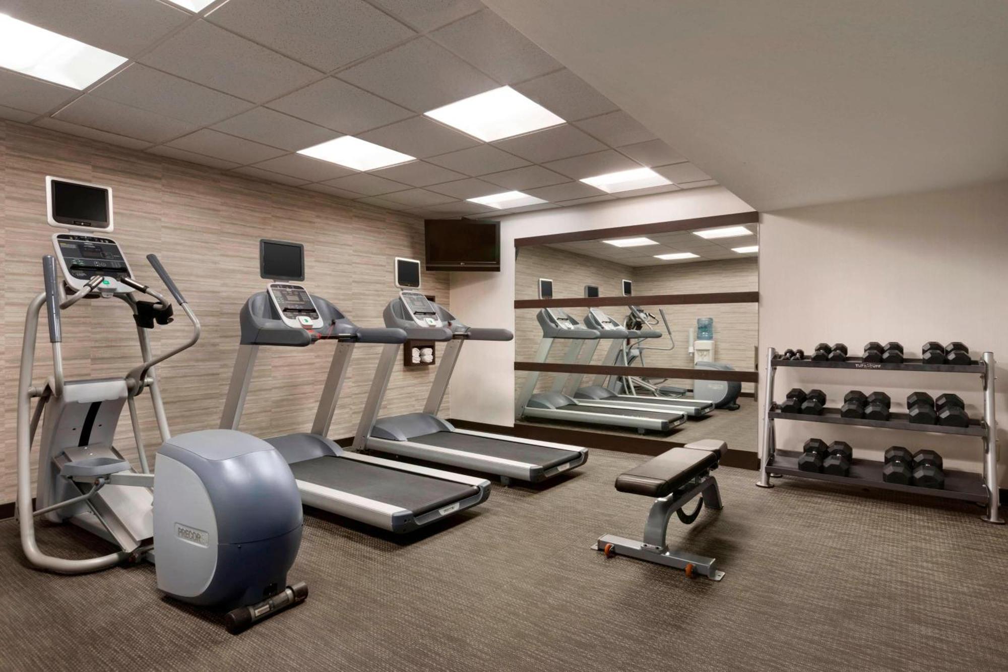 Courtyard By Marriott Bloomington Normal Hotel Екстериор снимка