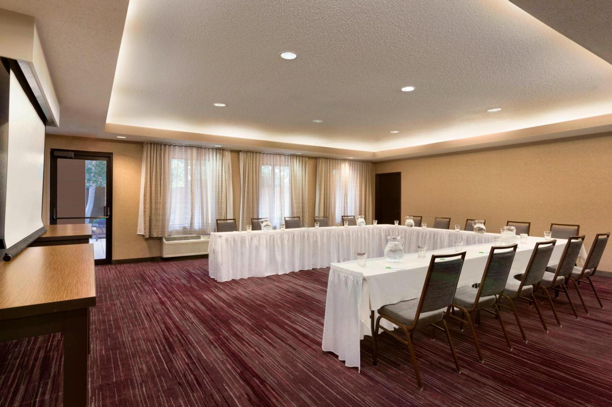 Courtyard By Marriott Bloomington Normal Hotel Екстериор снимка