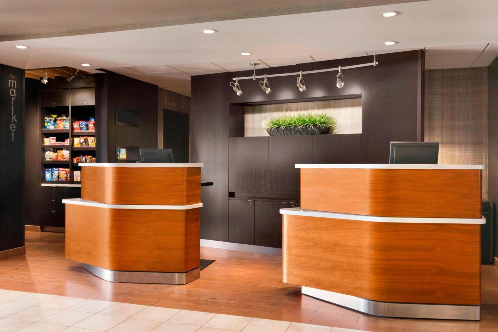 Courtyard By Marriott Bloomington Normal Hotel Екстериор снимка