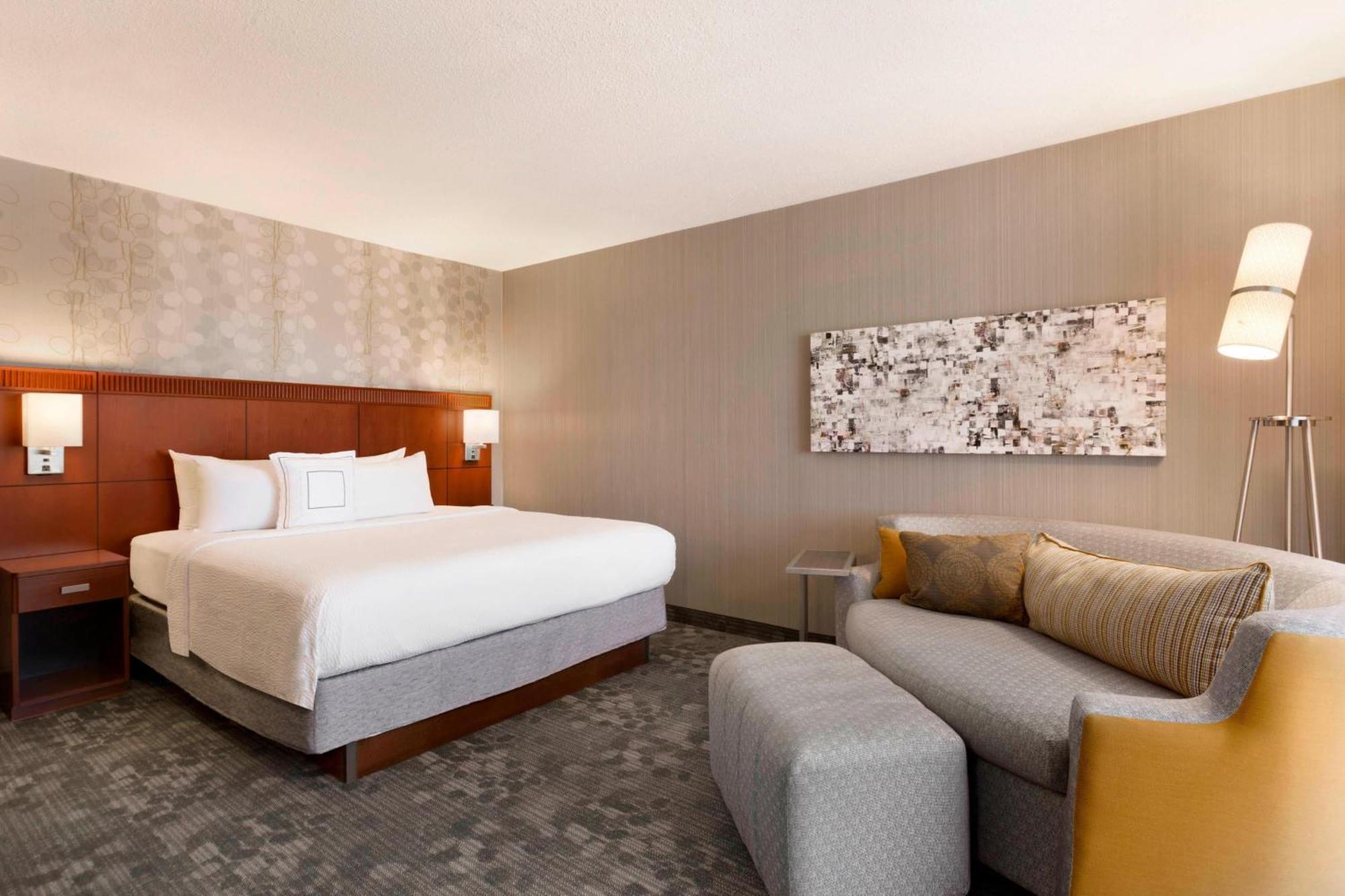 Courtyard By Marriott Bloomington Normal Hotel Екстериор снимка