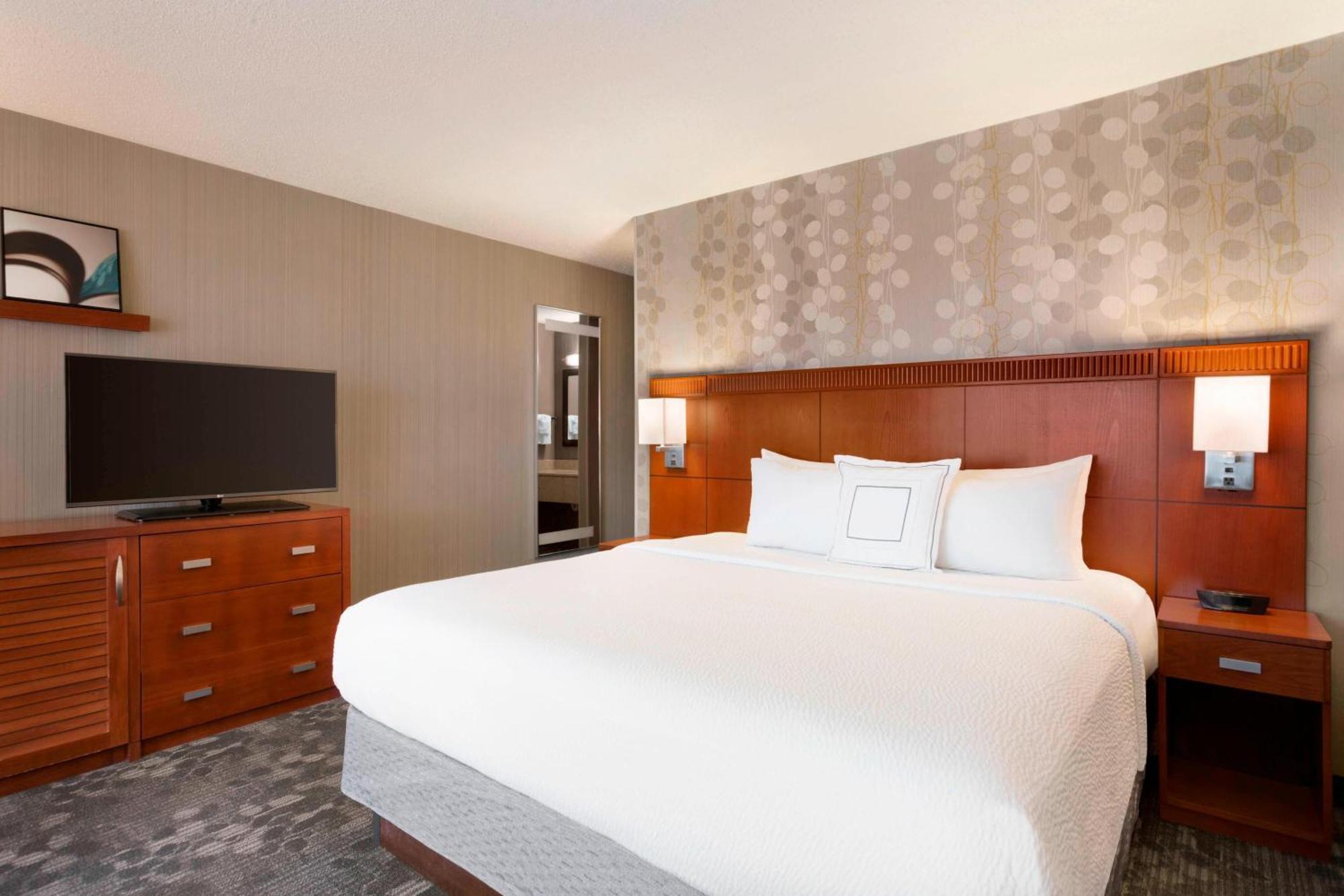Courtyard By Marriott Bloomington Normal Hotel Екстериор снимка