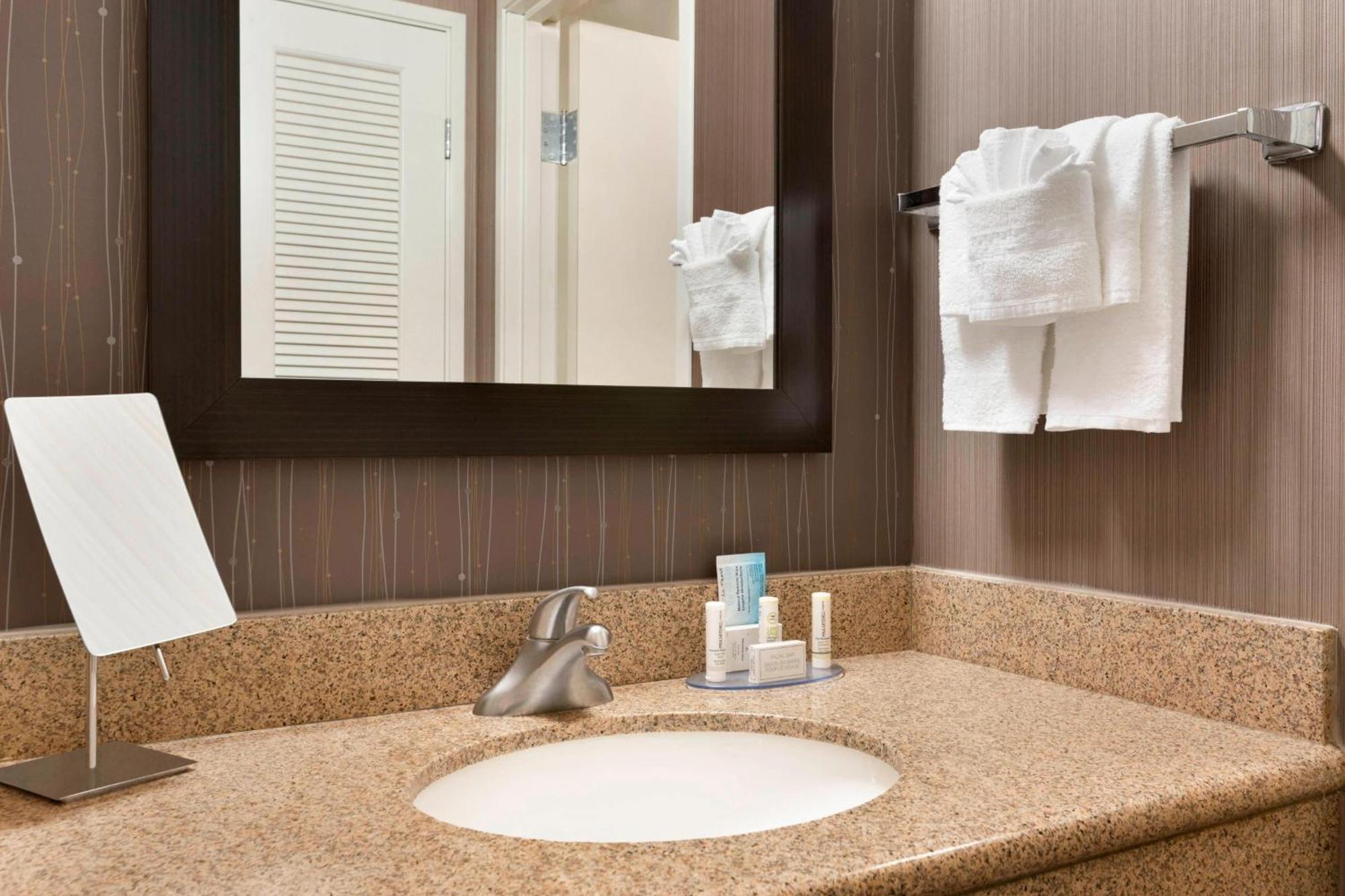Courtyard By Marriott Bloomington Normal Hotel Екстериор снимка