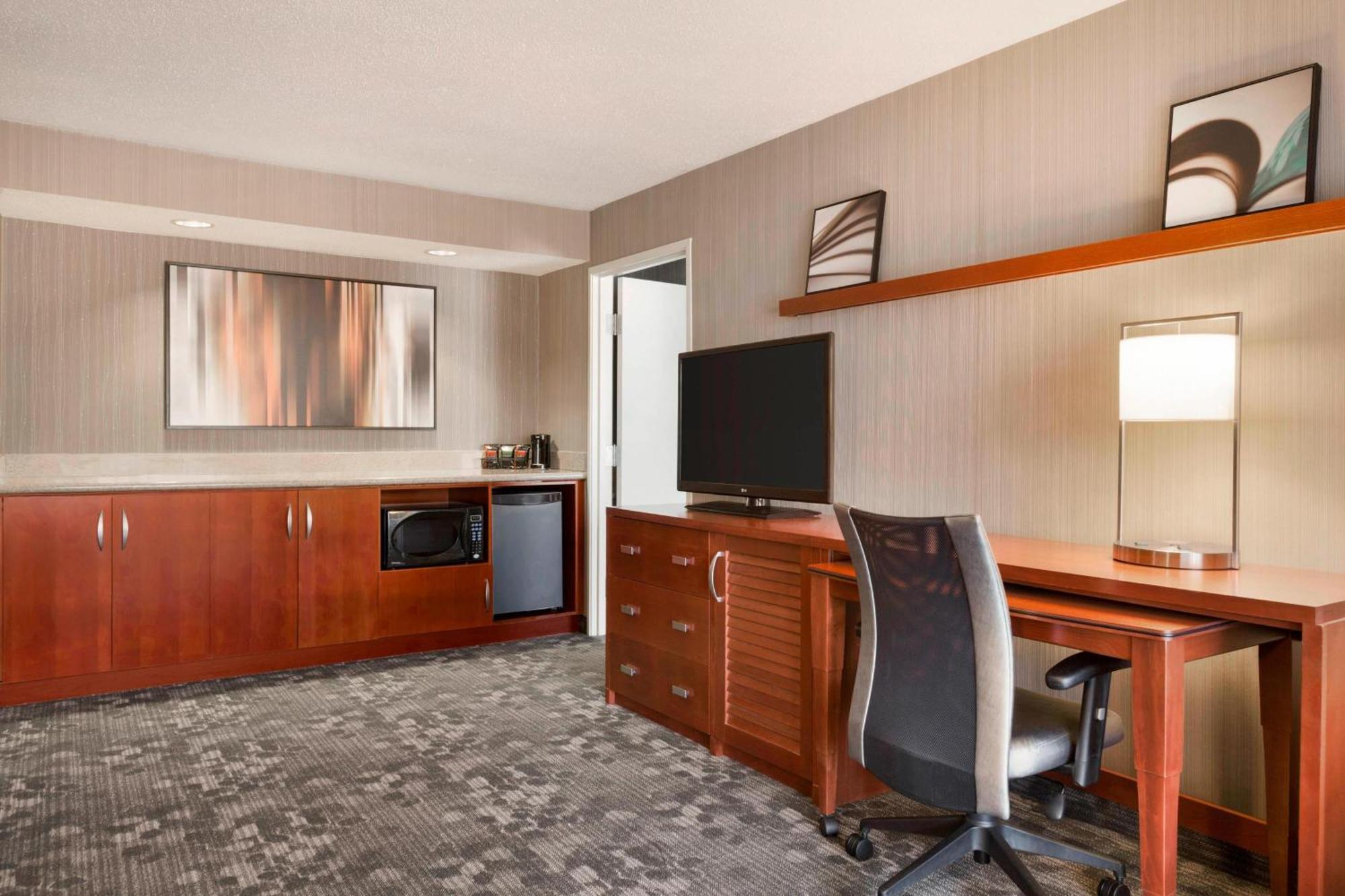 Courtyard By Marriott Bloomington Normal Hotel Екстериор снимка