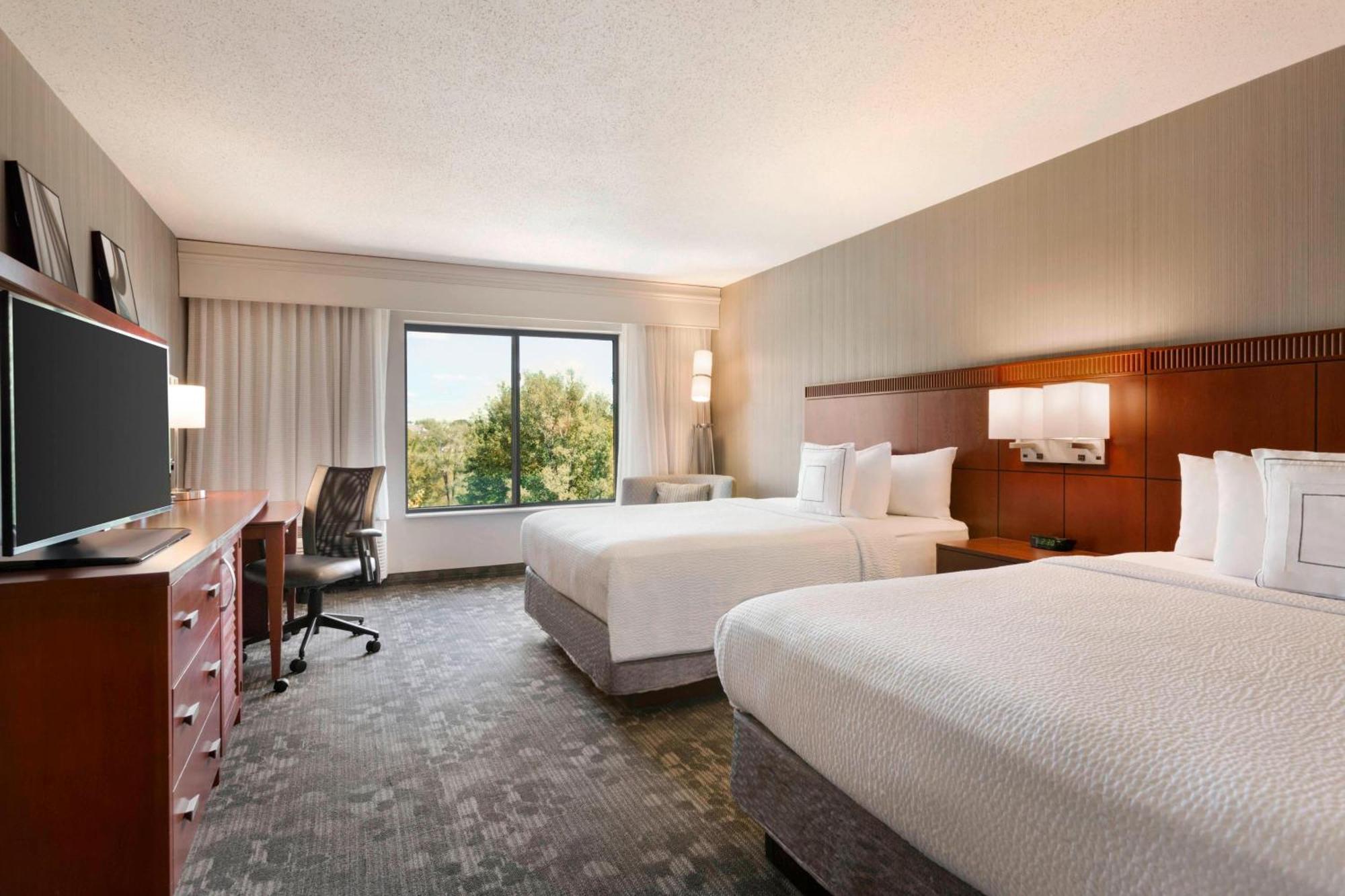 Courtyard By Marriott Bloomington Normal Hotel Екстериор снимка