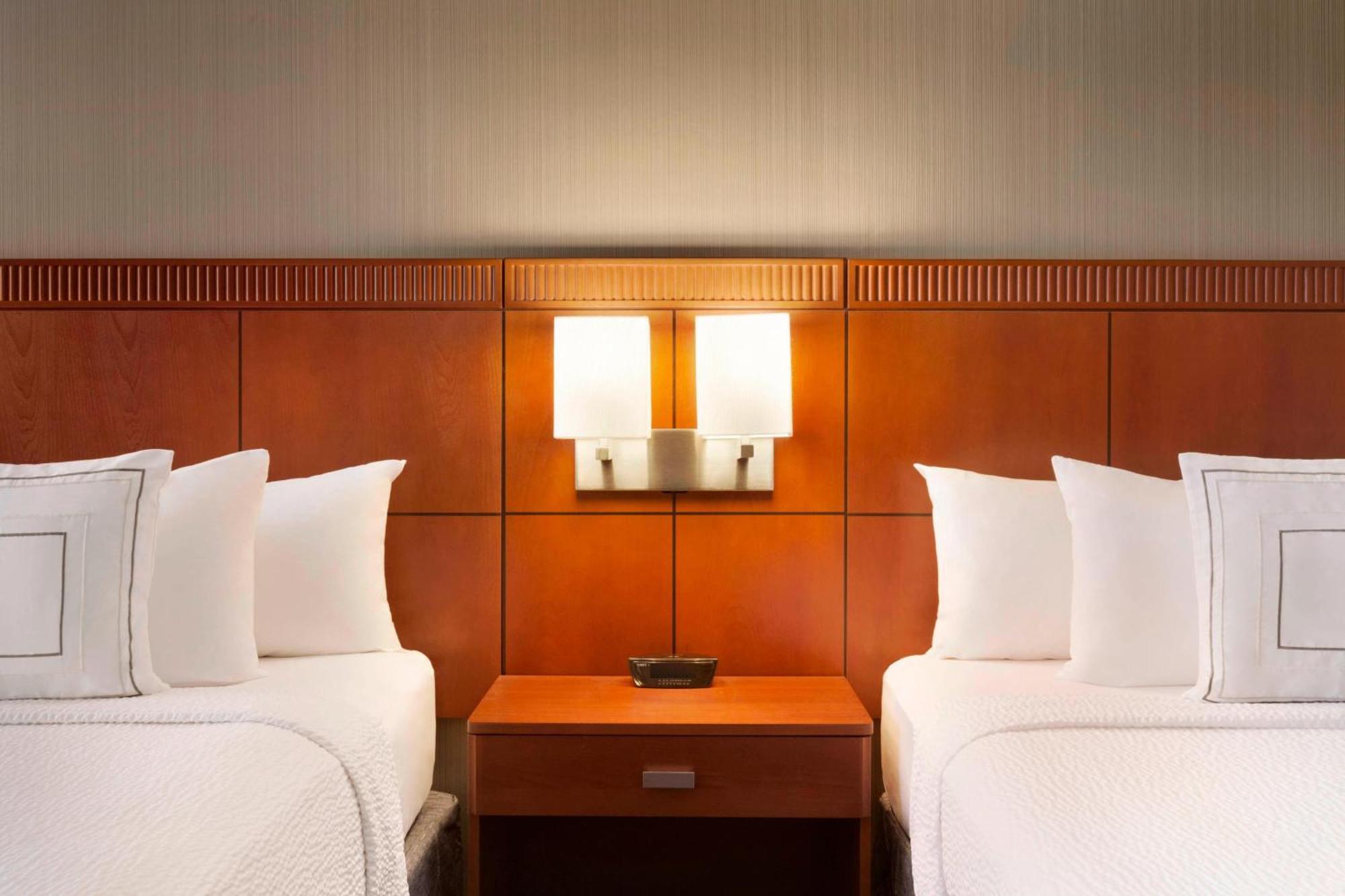 Courtyard By Marriott Bloomington Normal Hotel Екстериор снимка