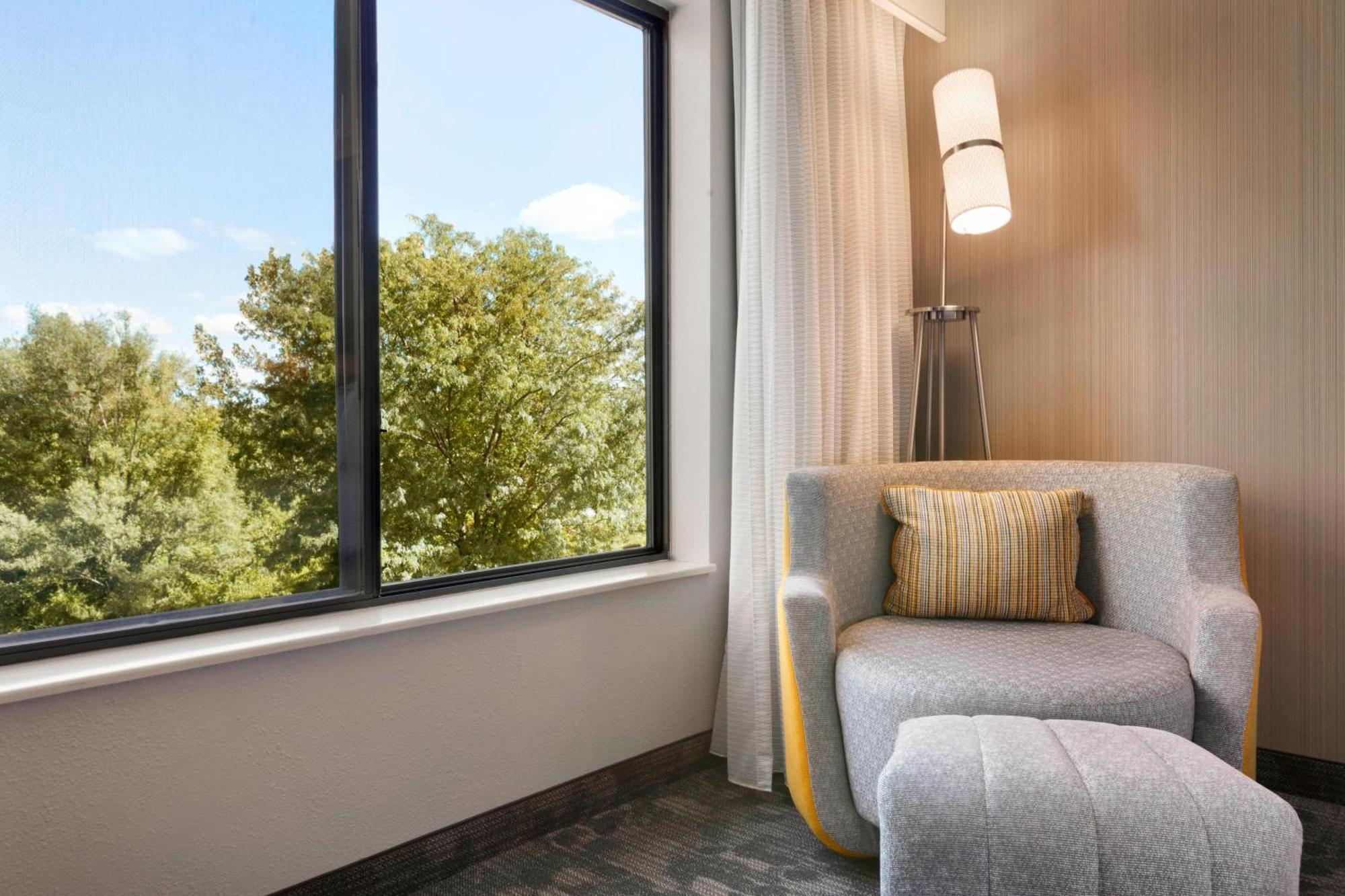 Courtyard By Marriott Bloomington Normal Hotel Екстериор снимка