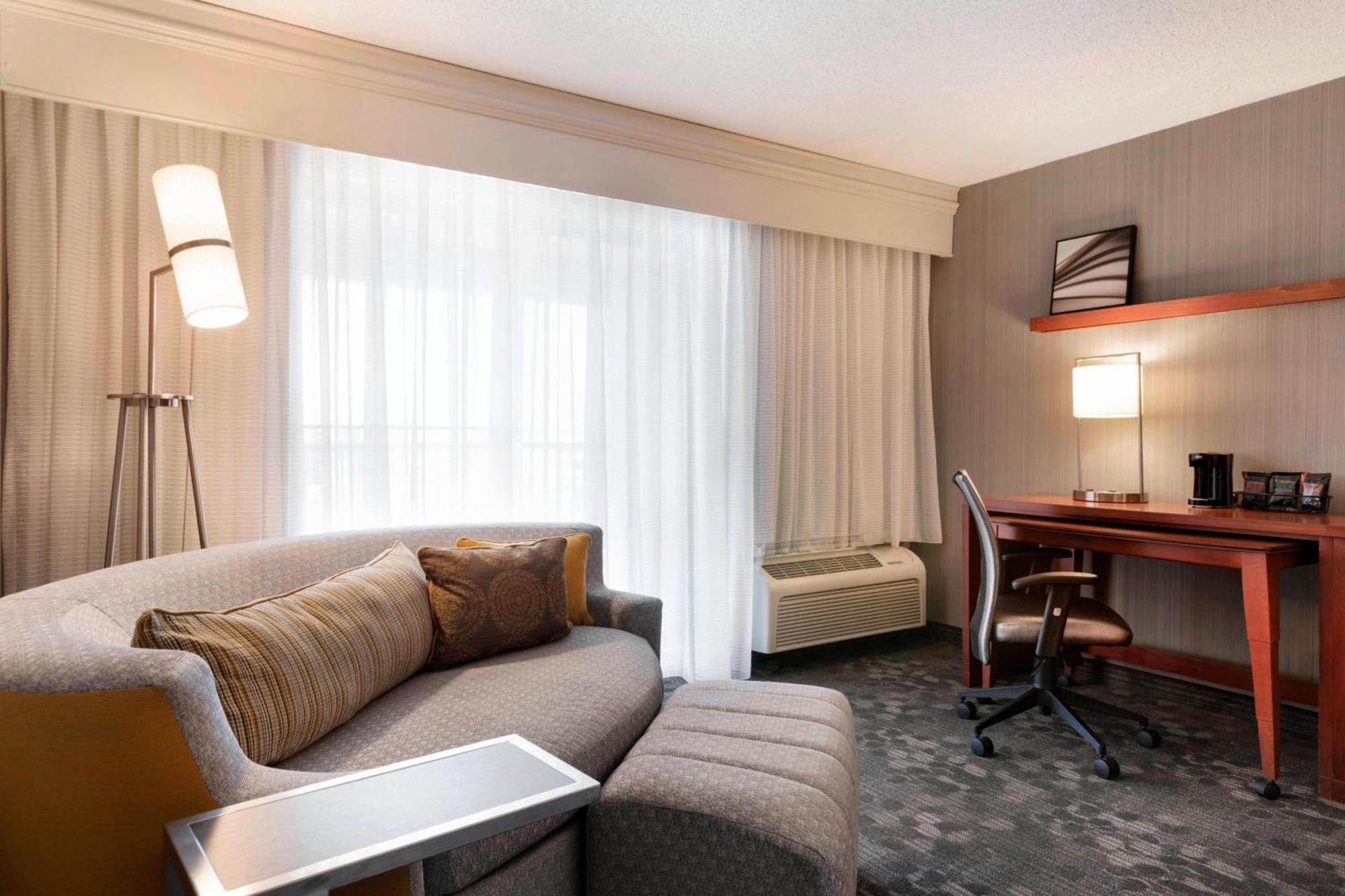 Courtyard By Marriott Bloomington Normal Hotel Екстериор снимка