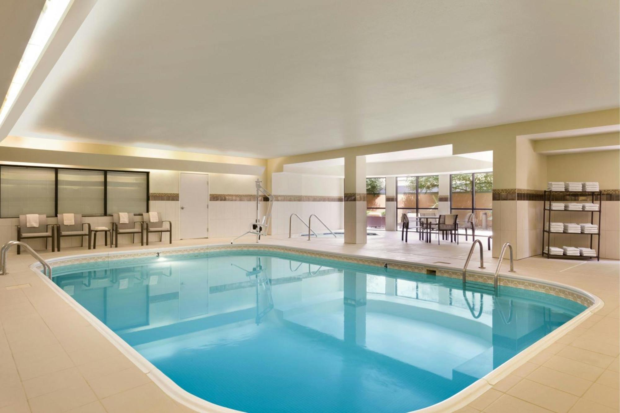 Courtyard By Marriott Bloomington Normal Hotel Екстериор снимка