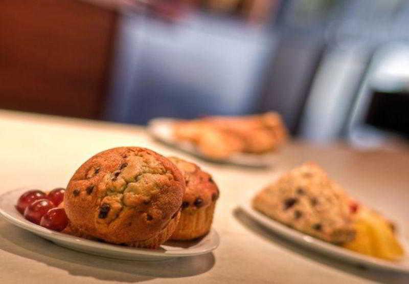 Courtyard By Marriott Bloomington Normal Hotel Екстериор снимка