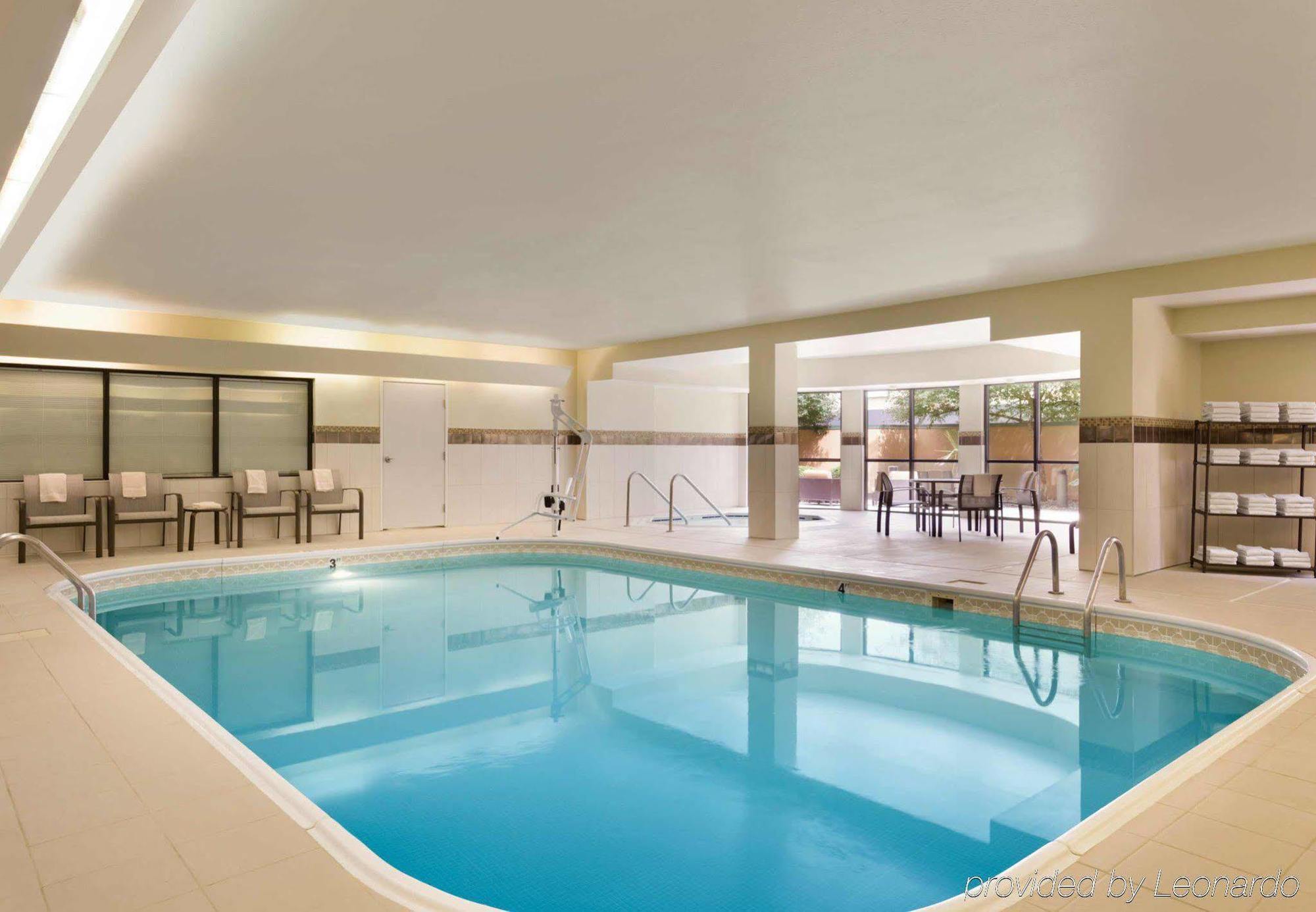 Courtyard By Marriott Bloomington Normal Hotel Екстериор снимка
