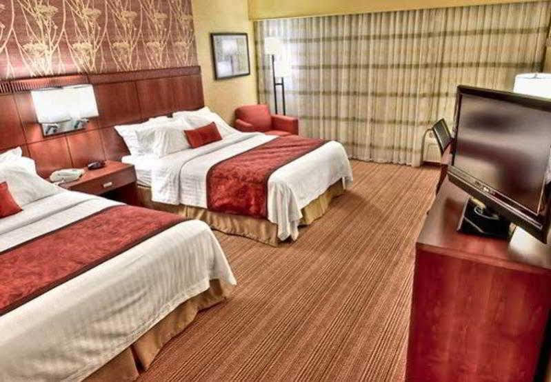 Courtyard By Marriott Bloomington Normal Hotel Екстериор снимка