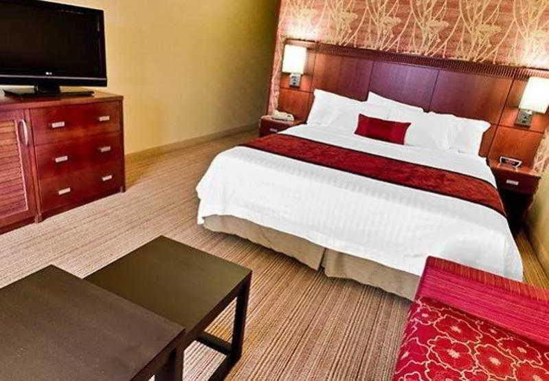 Courtyard By Marriott Bloomington Normal Hotel Екстериор снимка